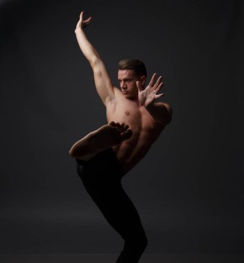 erkekler mi bir siyah pantolon dansları