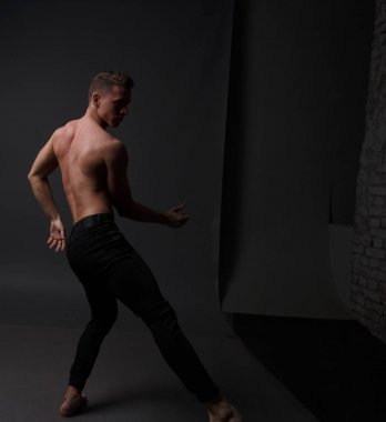 erkekler mi bir siyah pantolon dansları