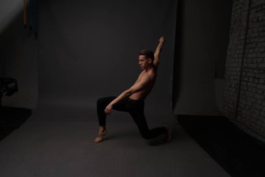 erkekler mi bir siyah pantolon dansları