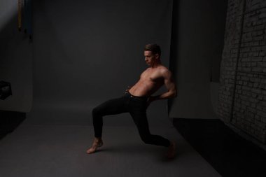 erkekler mi bir siyah pantolon dansları