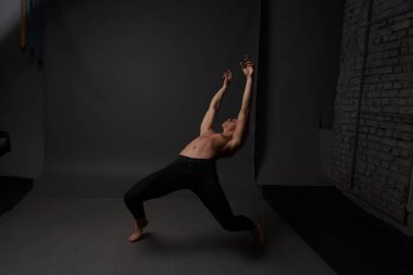 erkekler mi bir siyah pantolon dansları