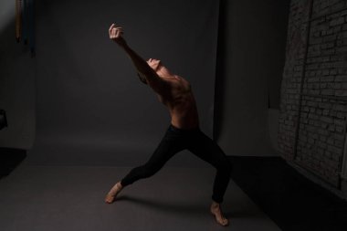 erkekler mi bir siyah pantolon dansları