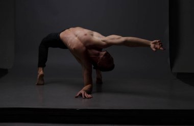 erkekler mi bir siyah pantolon dansları