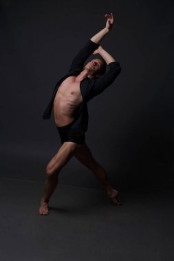 erkekler mi bir siyah pantolon dansları