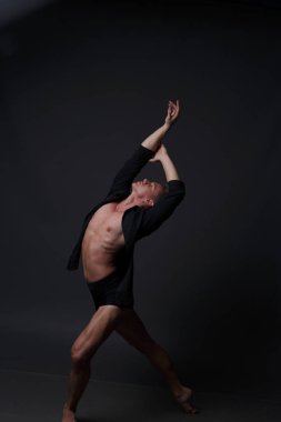 erkekler mi bir siyah pantolon dansları