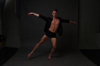 erkekler mi bir siyah pantolon dansları