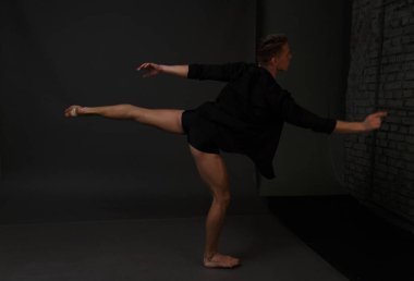 erkekler mi bir siyah pantolon dansları