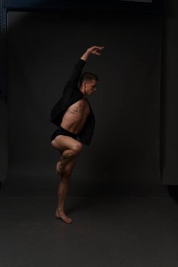 erkekler mi bir siyah pantolon dansları