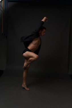 erkekler mi bir siyah pantolon dansları