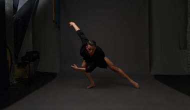 erkekler mi bir siyah pantolon dansları