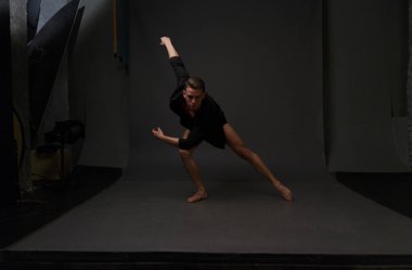 erkekler mi bir siyah pantolon dansları