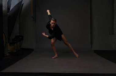 erkekler mi bir siyah pantolon dansları