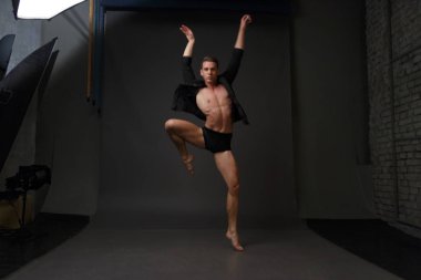 erkekler mi bir siyah pantolon dansları