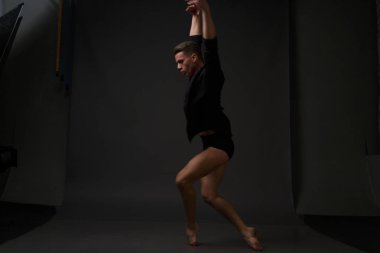 erkekler mi bir siyah pantolon dansları