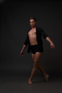 erkekler mi bir siyah pantolon dansları