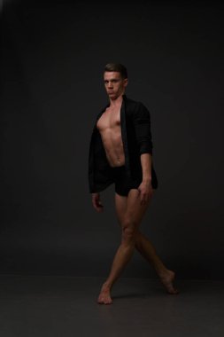 erkekler mi bir siyah pantolon dansları