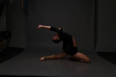 erkekler mi bir siyah pantolon dansları