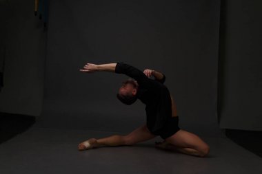 erkekler mi bir siyah pantolon dansları