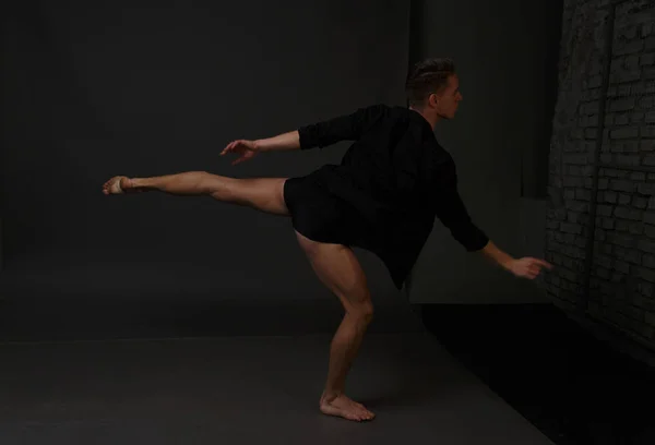 Hommes est danses dans un pantalon noir — Photo