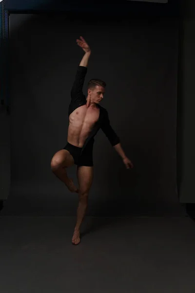 Hommes est danses dans un pantalon noir — Photo