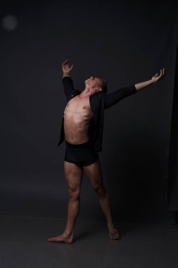 erkekler mi bir siyah pantolon dansları