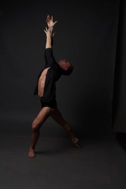 erkekler mi bir siyah pantolon dansları