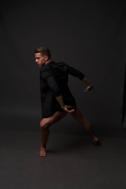 erkekler mi bir siyah pantolon dansları