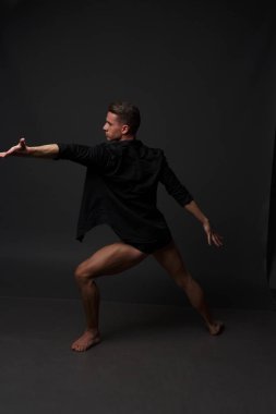 erkekler mi bir siyah pantolon dansları