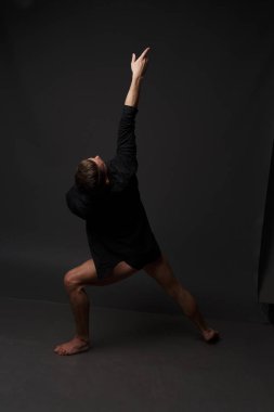 erkekler mi bir siyah pantolon dansları