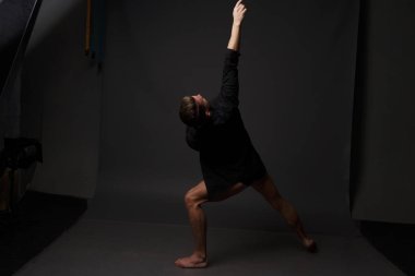 erkekler mi bir siyah pantolon dansları