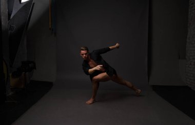 erkekler mi bir siyah pantolon dansları