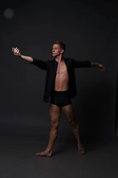 Mann tanzt in schwarzer Hose — Stockfoto
