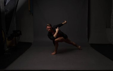 erkekler mi bir siyah pantolon dansları