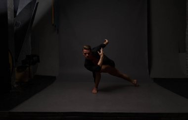 erkekler mi bir siyah pantolon dansları