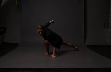 erkekler mi bir siyah pantolon dansları