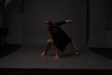 erkekler mi bir siyah pantolon dansları