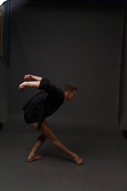 erkekler mi bir siyah pantolon dansları