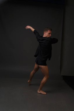 erkekler mi bir siyah pantolon dansları