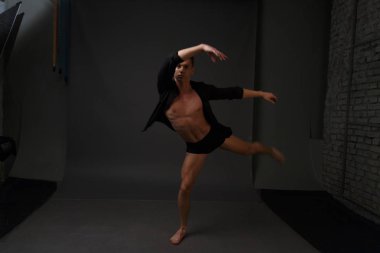 erkekler mi bir siyah pantolon dansları