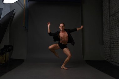 erkekler mi bir siyah pantolon dansları