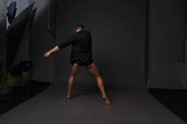 erkekler mi bir siyah pantolon dansları