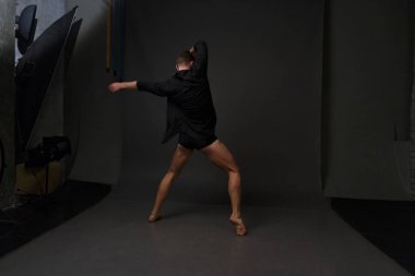 erkekler mi bir siyah pantolon dansları