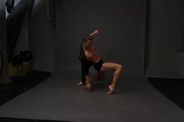 erkekler mi bir siyah pantolon dansları