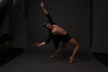 erkekler mi bir siyah pantolon dansları