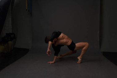 erkekler mi bir siyah pantolon dansları