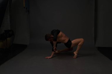 erkekler mi bir siyah pantolon dansları