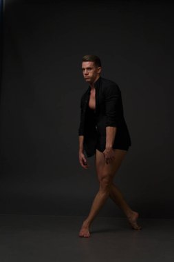 erkekler mi bir siyah pantolon dansları