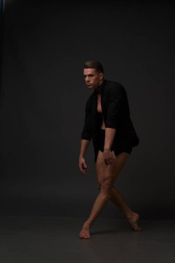 erkekler mi bir siyah pantolon dansları