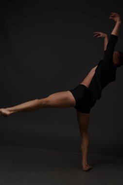 erkekler mi bir siyah pantolon dansları