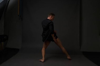 erkekler mi bir siyah pantolon dansları